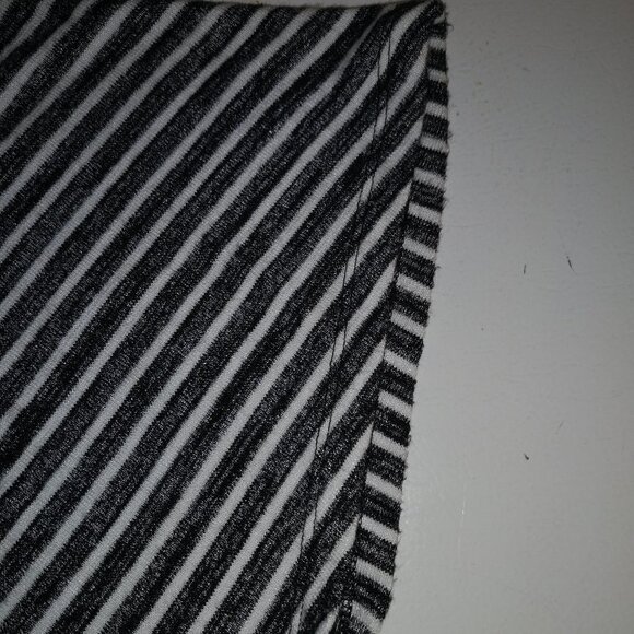 Gap Ladies Cap Sleeves Black & White Stripped Loose Fit V-neck Dress - Picture 5 of 7